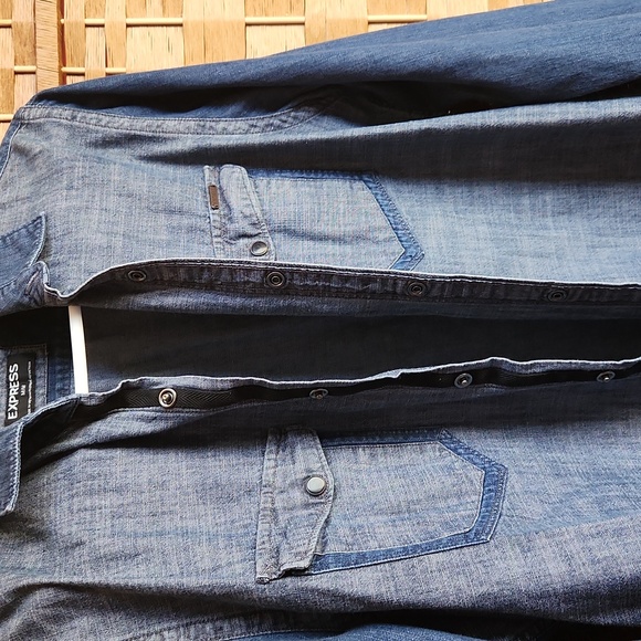 Men's Express Clothing, Size Medium Snap- Up, Casual Jean Shirt - Picture 7 of 7